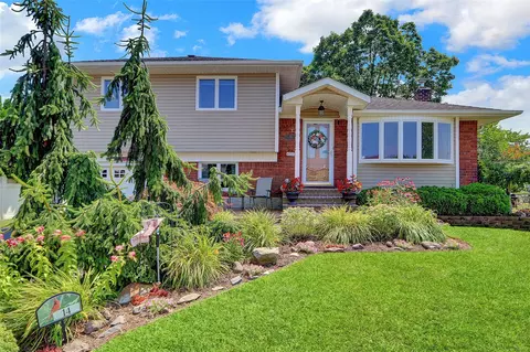14 Cheryl Ln N, Farmingdale, NY 11735