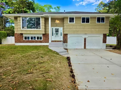 707 Larkfield Rd, Commack, NY 11725