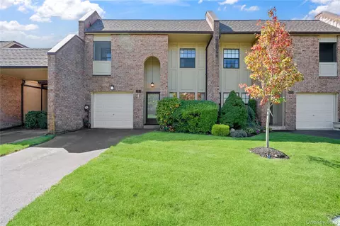 8 Southgate Cir, Massapequa Park, NY 11762