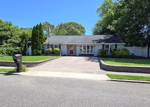 17 Fairlane Dr, Selden, NY 11784