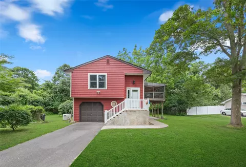 12 Golf Course Rd, Bellport, NY 11713