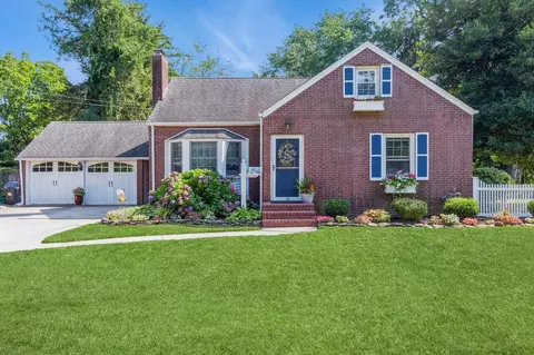 16 Bennett St, Kings Park, NY 11754
