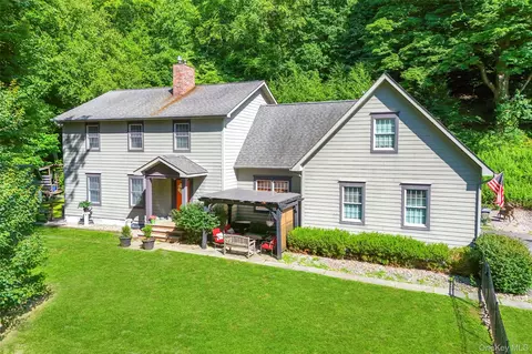 75 Mountain Ln, Beacon, NY 12508