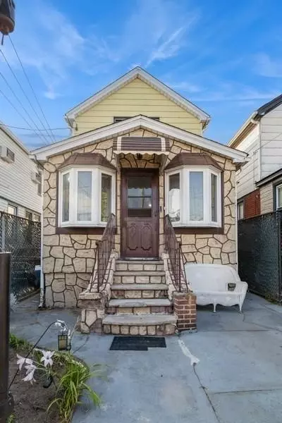 16427 109th Dr, New York, NY 11433