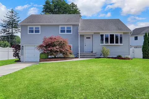 3621 Regent Ln, Wantagh, NY 11793