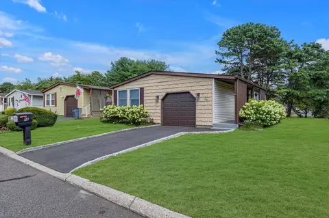 96 Village Cir W, Manorville, NY 11949