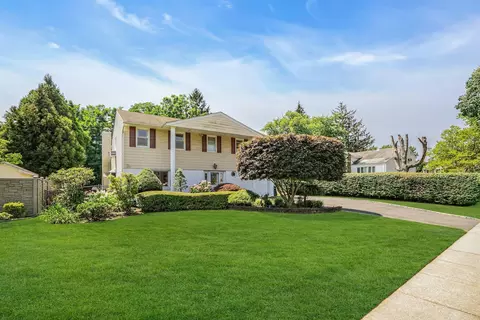 81 Tulipwood Dr, Commack, NY 11725