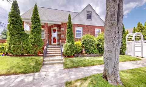 515 S 10th St, New Hyde Park, NY 11040