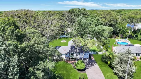 7 Foster Ct, Moriches, NY 11955
