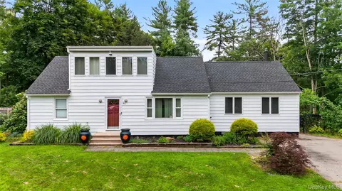 41 White Oaks Rd, Hyde Park, NY 12538