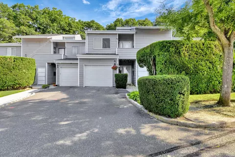18 Vista Dr N, Manorville, NY 11949