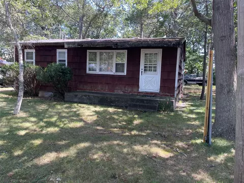 20 Henry St, Mastic, NY 11950