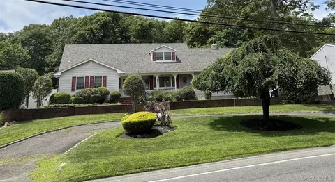36 Leeds Blvd, Farmingville, NY 11738