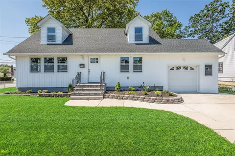 260 S Broome Ave, Lindenhurst, NY 11757