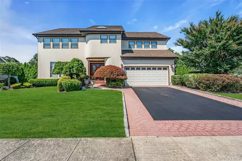 31 Daffodil Dr, Farmingdale, NY 11735