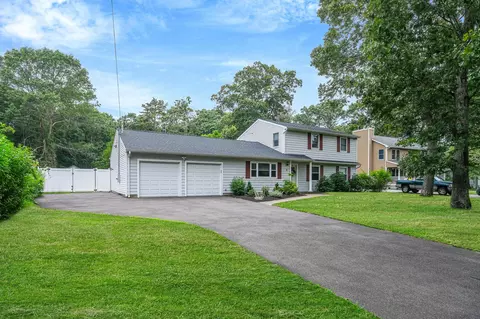6 Halsey Manor Rd, Manorville, NY 11949