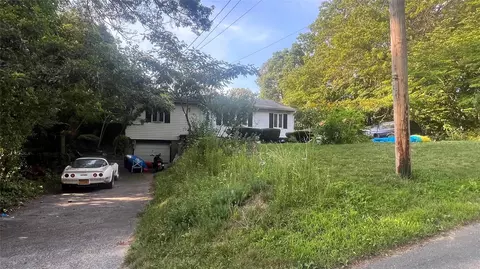 65 Maple Ln, Medford, NY 11763
