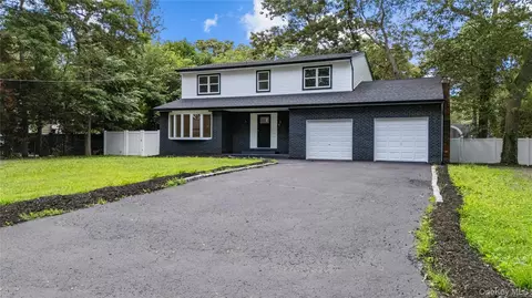 44 Oakdale Ave, Selden, NY 11784