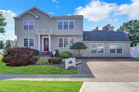 72 N Fordham Rd, Hicksville, NY 11801