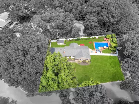 27 Dogwood Hollow Ln, Miller Place, NY 11764