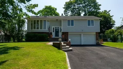 81 Country Village Ln, East Islip, NY 11730