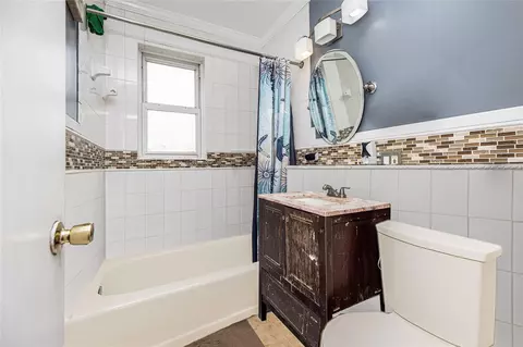 Bath - 4101 Paulding Ave, New York, NY 10466 photo 2 of 6