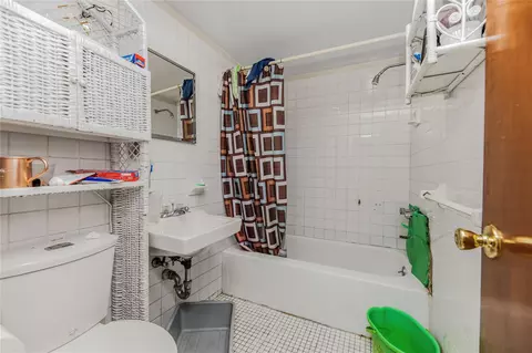 Bath - 4101 Paulding Ave, New York, NY 10466 photo 6 of 6