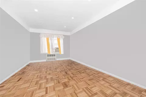Living - 4101 Paulding Ave, New York, NY 10466 photo 3 of 4