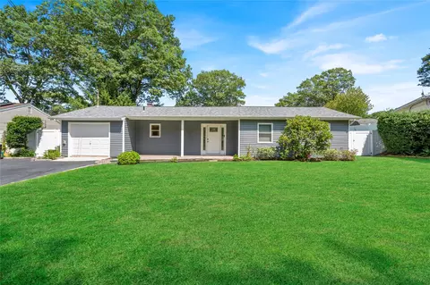 61 Brookhaven Dr, Rocky Point, NY 11778