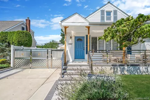 1042 Jerome Rd, Franklin Square, NY 11010