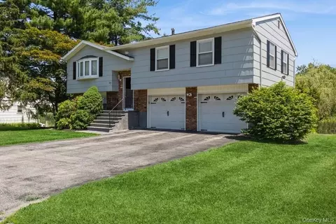 17 Applesauce Ln, Wappinger, NY 12590