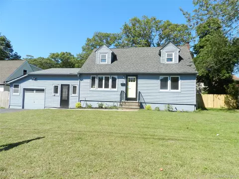 39 W 3rd St, Patchogue, NY 11772