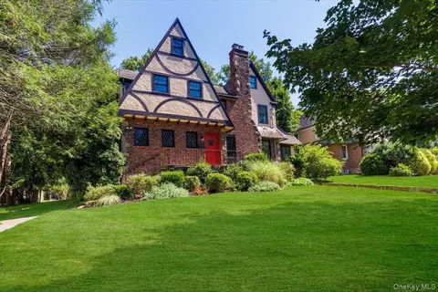 1017 The Pkwy, Mamaroneck, NY 10543
