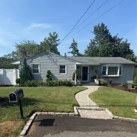 141 Iroquois St, Ronkonkoma, NY 11779