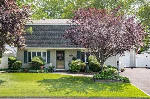 685 Gardiners Ave, Levittown, NY 11756