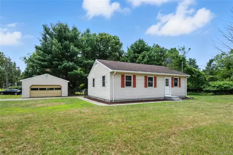 17 Seybolt Ave, Mount Hope, NY 10963