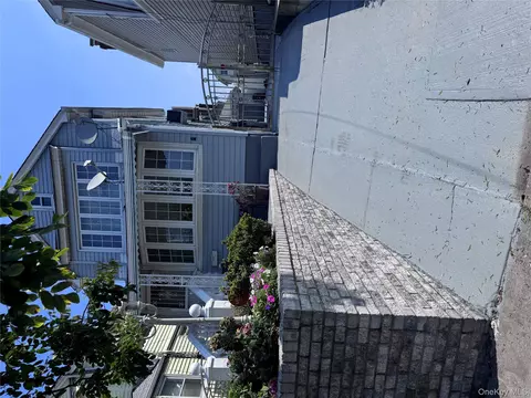 9353 207th St, New York, NY 11428