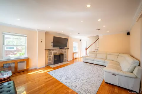 75-22 186th St, New York, NY 11366