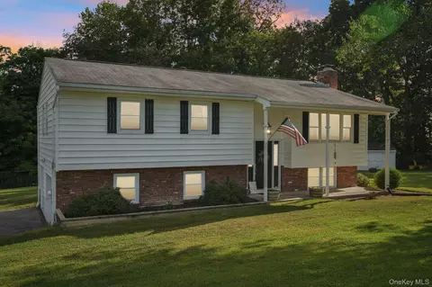 35 Schrempp Ln, Shawangunk, NY 12566