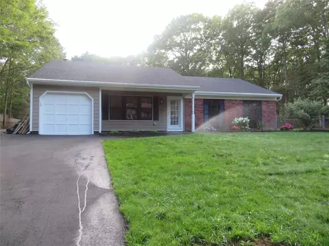 20 Hastings Dr, Ridge, NY 11961