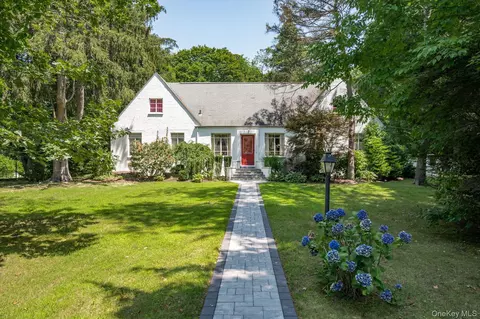 20 Pine Ave, Huntington Station, NY 11746