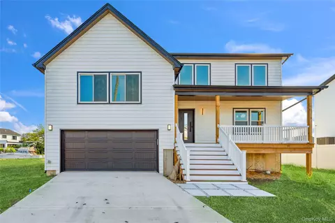 771 S 9th St, Lindenhurst, NY 11757