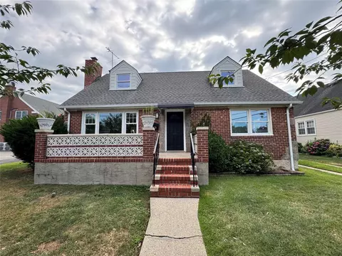 616 William St, North Hempstead, NY 11040