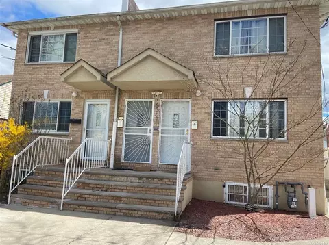 13917 250th St, New York, NY 11422