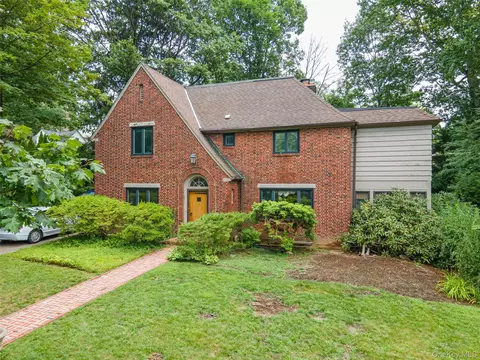 3 Buckingham Pl, North Hempstead, NY 11021