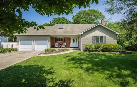 32 Merrivale Dr, Smithtown, NY 11787