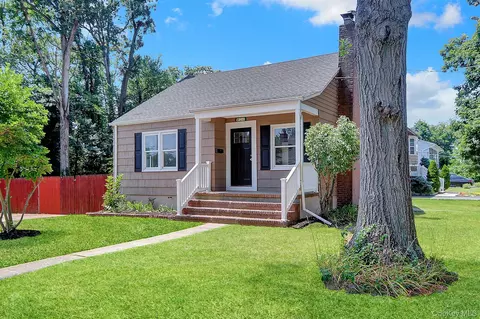 20 Whitman Ave, Islip, NY 11751