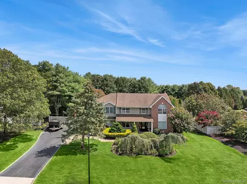 5 Windcrest Dr, Manorville, NY 11949