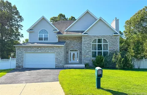 54 Gaetano Ln, Coram, NY 11727