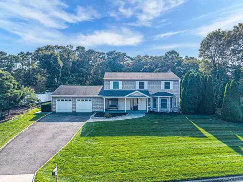 16 Griffin Dr, Mount Sinai, NY 11766